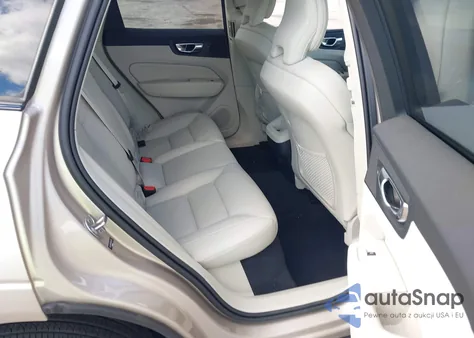 2024 Volvo Xc60 B5 Core Dark Theme z USA, uszkodzony, nr VIN YV4L12RKXR1924749